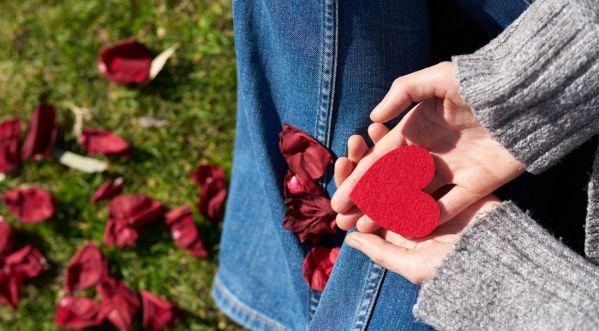 THE 5 STAGES OF PREPARING FOR VALENTINE’S DAY…AS A SINGLE PERSON IN ABU DHABI